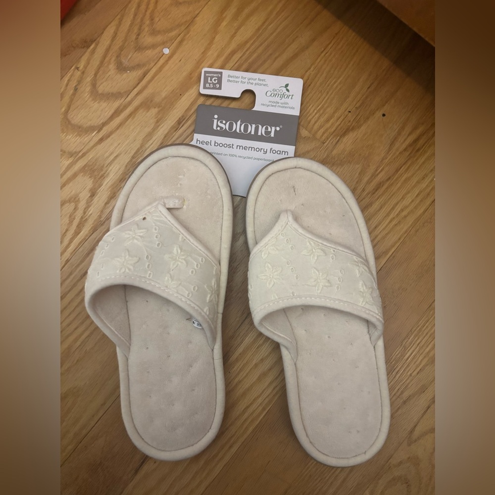 Isotoner Women's Beige Floral Slippers size 8.5/9 NWT